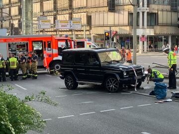 Los servicios de seguridad acordonan la zona de un atropello en Stuttgart, Alemania