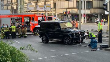 Los servicios de seguridad acordonan la zona de un atropello en Stuttgart, Alemania