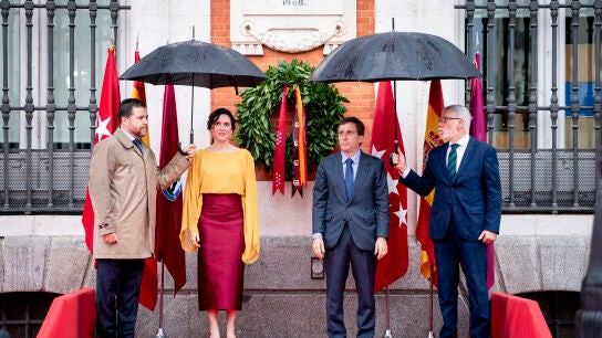 La presidenta de la Comunidad de Madrid, Isabel D&iacute;az Ayuso y el alcalde de Madrid, Jos&eacute; Luis Mart&iacute;nez Almeida, durante la entrega de las Grandes Cruces de la Orden del Dos de May