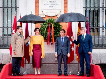 La presidenta de la Comunidad de Madrid, Isabel Díaz Ayuso y el alcalde de Madrid, José Luis Martínez Almeida, durante la entrega de las Grandes Cruces de la Orden del Dos de May
