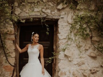 Laura Moure se casa con su pareja tras 23 a&ntilde;os de relaci&oacute;n: descubre las mejores fotos de su boda 