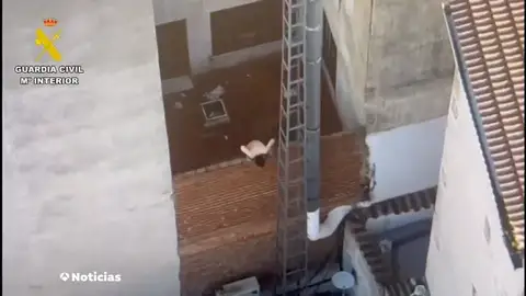Detenido un hombre acusado por violencia de género que huyó saltando por los tejados de La Moraña, Ávila Detenido un hombre acusado por violencia de género que huyó saltando por los tejados de La Moraña, Ávila
