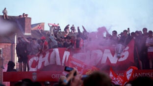 Aficionados del Liverpool celebran el t&iacute;tulo de la Premier League el pasado domingo