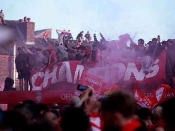 Aficionados del Liverpool celebran el título de la Premier League el pasado domingo