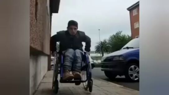 Un tiktoker en silla de ruedas logra 45.000 firmas para tener ascensor y no entrar en su casa arrastr&aacute;ndose