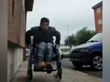Un tiktoker en silla de ruedas logra 45.000 firmas para tener ascensor y no entrar en su casa arrastrándose