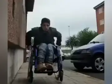 Un tiktoker en silla de ruedas logra 45.000 firmas para tener ascensor y no entrar en su casa arrastrándose Un tiktoker en silla de ruedas logra 45.000 firmas para tener ascensor y no entrar en su casa arrastrándose