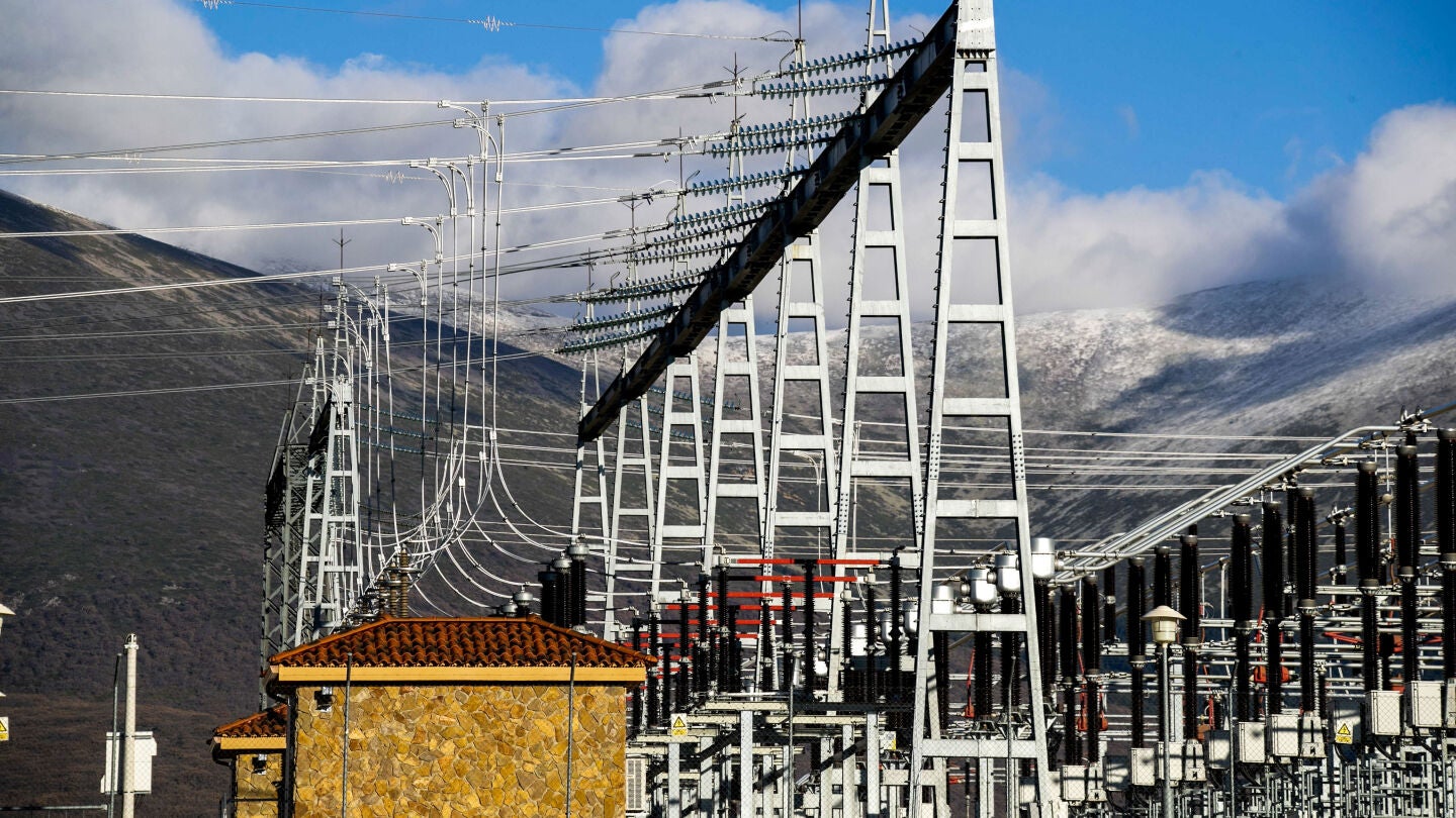 Imagen de archivo de una central eléctrica en Zaragoza.