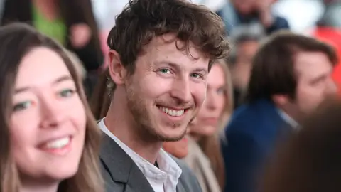 Nicolás Coronado apoyando a su padre Nicolás Coronado apoyando a su padre