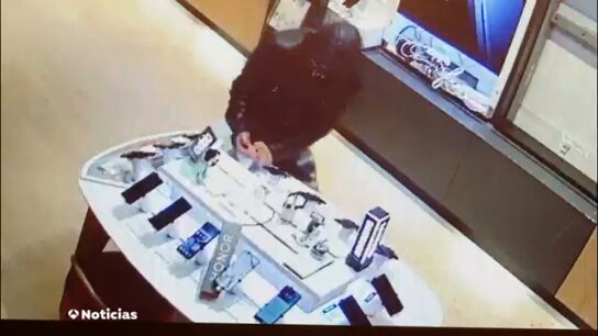V&Iacute;DEO: Triple asalto en una tienda de telefon&iacute;a de Sant Adri&agrave; del Bes&ograve;s la noche del apag&oacute;n