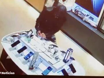 VÍDEO: Triple asalto en una tienda de telefonía de Sant Adrià del Besòs la noche del apagón