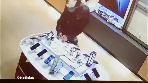VÍDEO: Triple asalto en una tienda de telefonía de Sant Adrià del Besòs la noche del apagón VÍDEO: Triple asalto en una tienda de telefonía de Sant Adrià del Besòs la noche del apagón