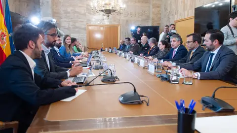 Aagesen preside la primera reunión del Comité para el análisis de las circunstancias que concurrieron en la crisis de electricidad del 28 de abril de 2025 Primera reunión del Comité para el análisis de las circunstancias que concurrieron en la crisis de electricidad del 28 de abril de 2025, en la sede del Ministerio, a 30 de abril de 2025, en Madrid (España). Aagesen, tras el Consejo de Ministros de esta mañana, ha defendido la gestión del Gobierno del apagón producido el pasado 28 de abril. Además, han anunciado la aprobación de una ampliación de plazos administrativos hasta el próximo 6 de mayo. 30 ABRIL 2025;COMITÉ;CRISIS;CRISIS ENERGÉTICA;...