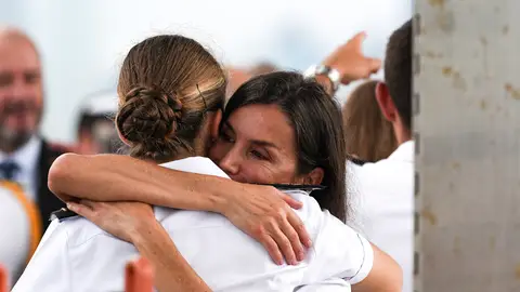 El abrazo entre la princesa Leonor y la reina Letizia El abrazo entre la princesa Leonor y la reina Letizia