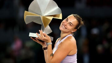 Sabalenka levanta el trofeo de campeona en Madrid 