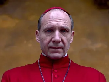 Ralph Fiennes en Cónclave Ralph Fiennes en Cónclave