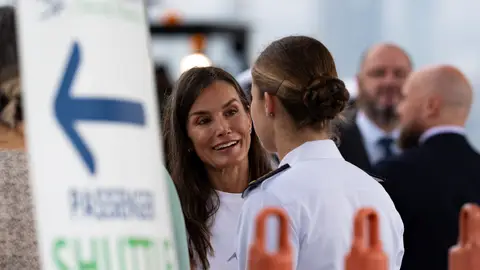 La reina Letizia conversando con la princesa Leonor en Panamá La reina Letizia conversando con la princesa Leonor en Panamá