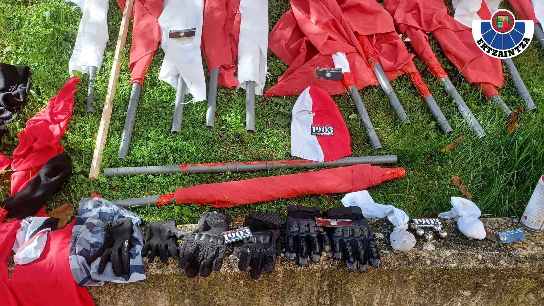 Objetos sustraídos por la Ertzaintza a los radicales Objetos sustraídos por la Ertzaintza a los radicales