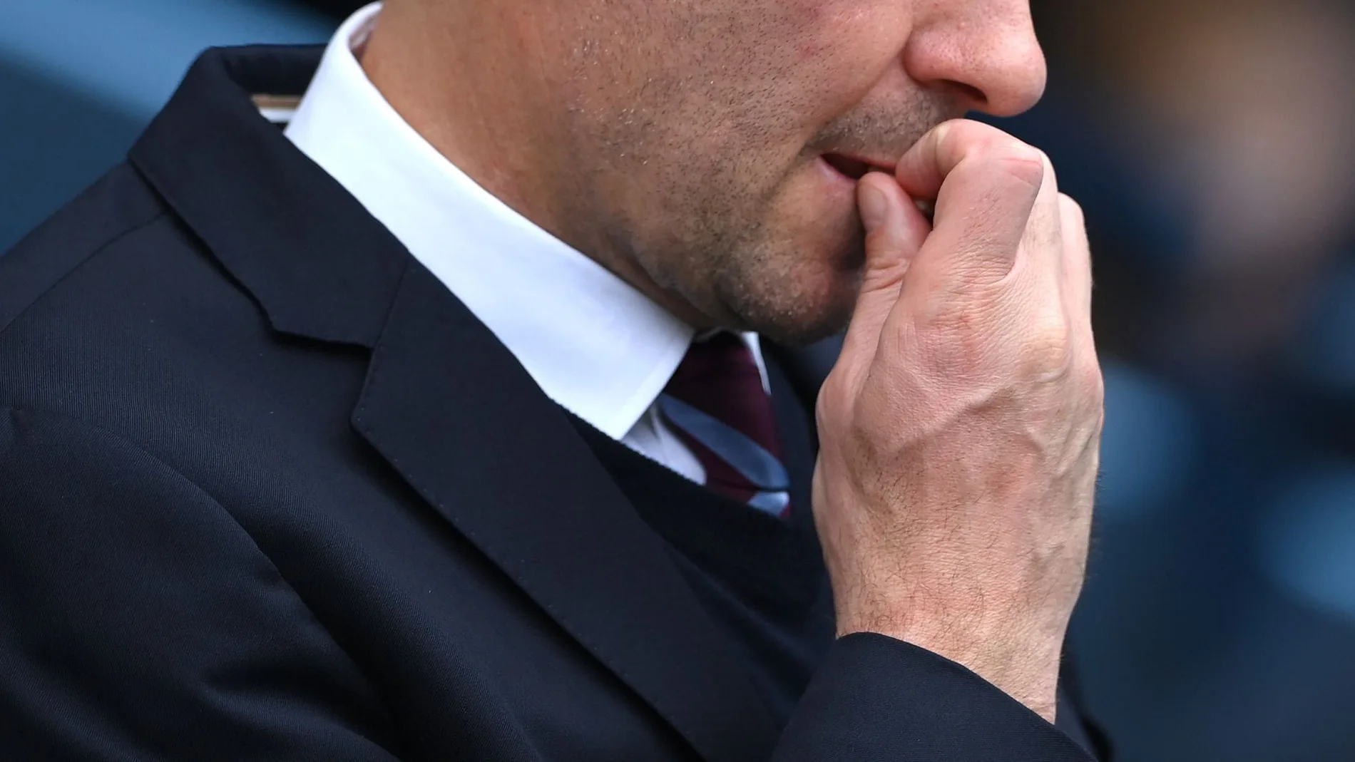Imagen de un hombre mordiéndose las uñas. Imagen de un hombre mordiéndose las uñas.