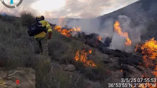Dos helicópteros y cuatro grupos de bomberos intentan estabilizar un incendio en Huércal de Almería Dos helicópteros y cuatro grupos de bomberos intentan estabilizar un incendio en Huércal de Almería