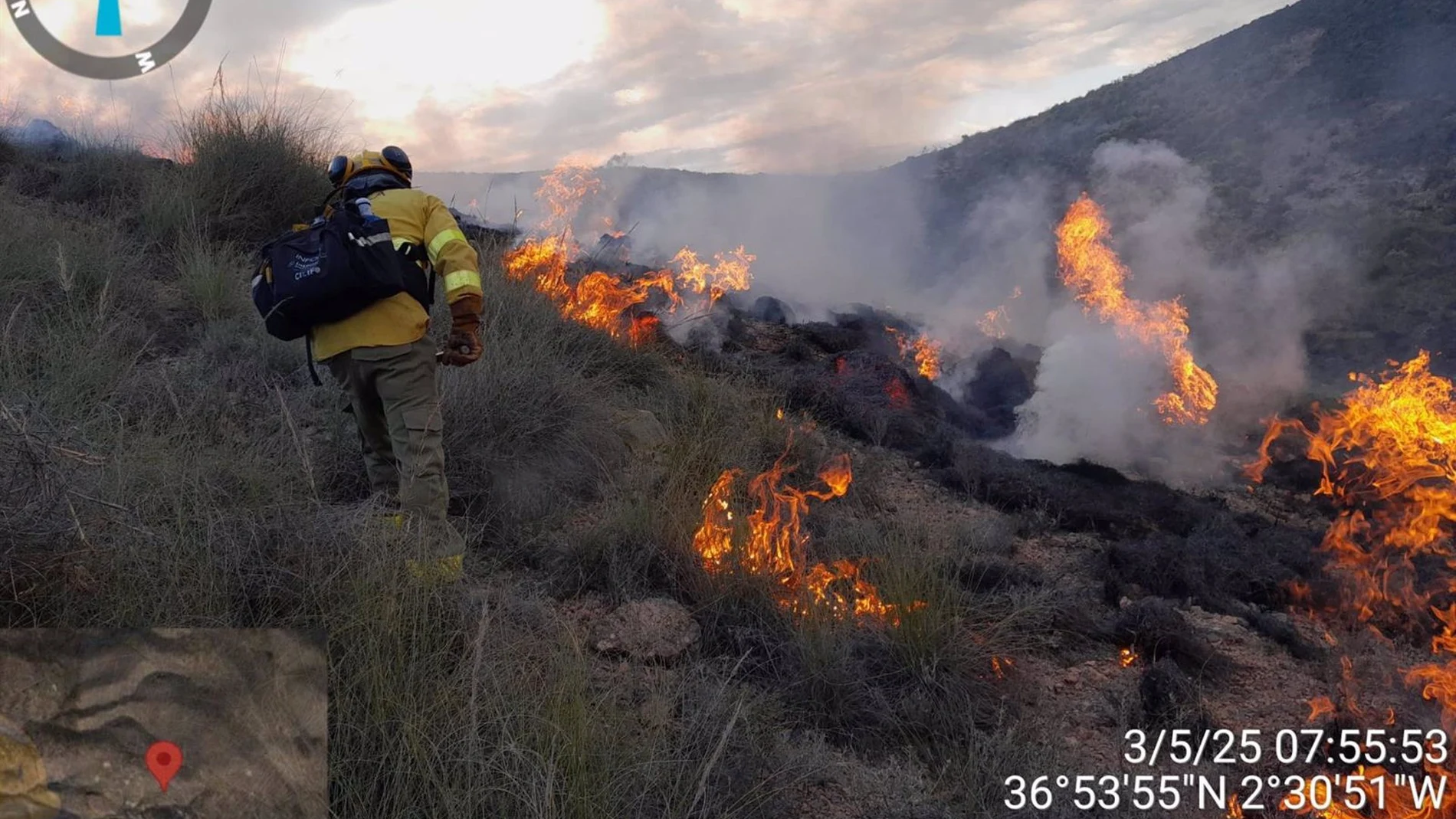 Dos helicópteros y cuatro grupos de bomberos intentan estabilizar un incendio en Huércal de Almería Dos helicópteros y cuatro grupos de bomberos intentan estabilizar un incendio en Huércal de Almería