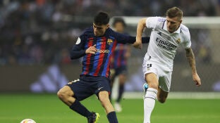 Pedri y Kroos durante un partido en 2023