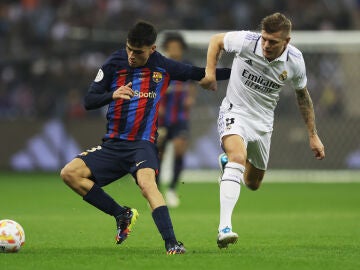 Pedri y Kroos durante un partido en 2023