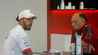 Hamilton charla con Frederic Vasseur, jefe de Ferrari Hamilton charla con Frederic Vasseur, jefe de Ferrari