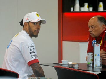 Hamilton charla con Frederic Vasseur, jefe de Ferrari