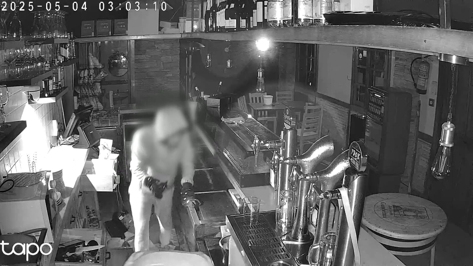 Vídeo: Asaltan con total tranquilidad una sidrería de Portugalete mientras las cámaras lo graban todo