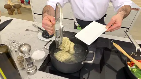 Cuando empiece a hervir, introduce los fideos Cuando empiece a hervir, introduce los fideos