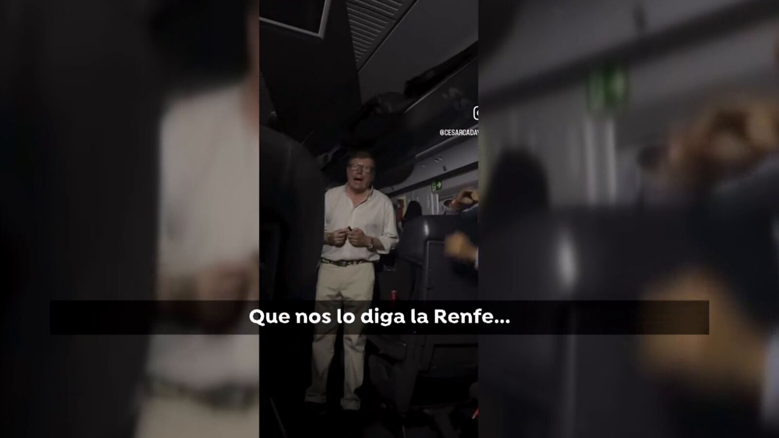 César Cadaval, de Los Morancos, se arranca por sevillanas para amenizar la espera de los afectados por el retraso de un tren destino Sevilla