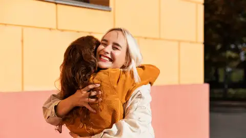 Abrazo entre amigas Abrazo entre amigas