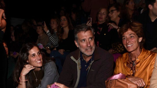 Emilio Arag&oacute;n y Aruca Fern&aacute;ndez Vega con su hija Ic&iacute;ar en 2018