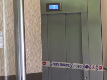Un repartidor encuentra un cadáver con un charco de sangre en el rellano de un edificio de Pamplona