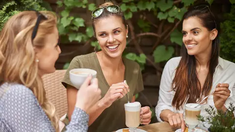 Amigas en una cafeteria Amigas en una cafeteria