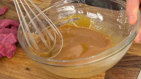 Corta la carne en tiras finas, introdúcelas en el bol Corta la carne en tiras finas, introdúcelas en el bol