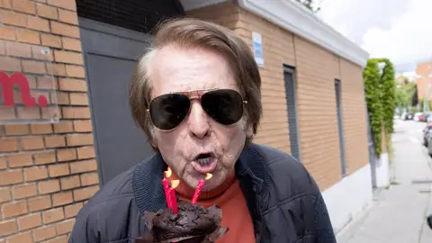 Raphael soplando las velas por su cumpleaños Raphael soplando las velas por su cumpleaños