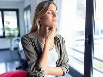 Mujer afónica Mujer afónica