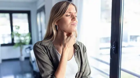 Mujer afónica Mujer afónica