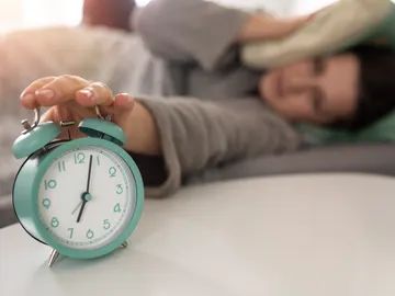 Una mujer apaga el despertador Una mujer apaga el despertador