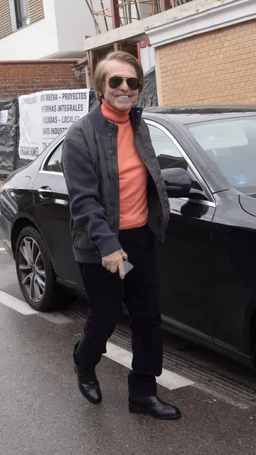 Raphael saliendo de su discográfica el día de su cumpleaños Raphael saliendo de su discográfica el día de su cumpleaños