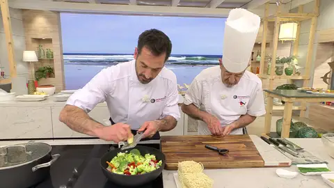 Introduce las hortalizas en el wok Introduce las hortalizas en el wok