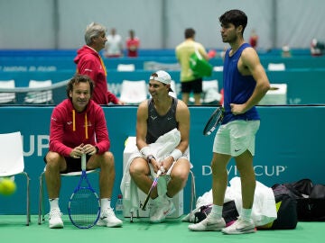 Carlos Moyá, Rafa Nadal y Carlos Alcaraz en un entrenamiento de la Copa Davis 2024