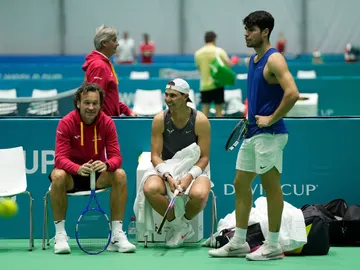 Carlos Moyá, Rafa Nadal y Carlos Alcaraz en un entrenamiento de la Copa Davis 2024 Carlos Moyá, Rafa Nadal y Carlos Alcaraz en un entrenamiento de la Copa Davis 2024