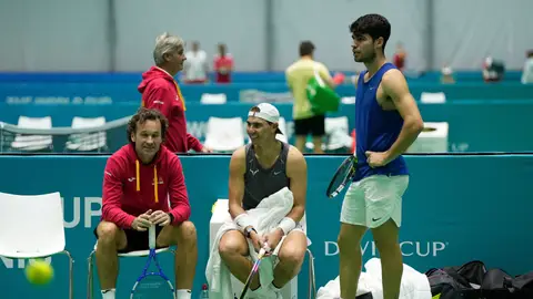 Carlos Moyá, Rafa Nadal y Carlos Alcaraz en un entrenamiento de la Copa Davis 2024 Carlos Moyá, Rafa Nadal y Carlos Alcaraz en un entrenamiento de la Copa Davis 2024