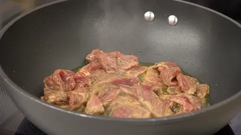 Introduce la mitad de la carne y rehógala a fuego fuerte Introduce la mitad de la carne y rehógala a fuego fuerte