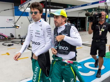 Lance Stroll y Fernando Alonso, en el pit-lane de Miami
