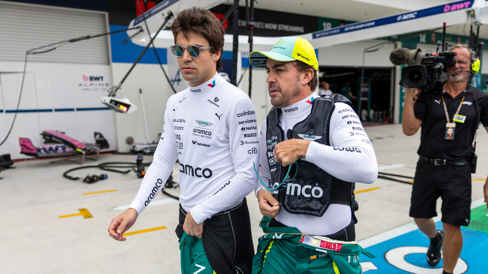 Lance Stroll y Fernando Alonso, en el pit-lane de Miami Lance Stroll y Fernando Alonso, en el pit-lane de Miami