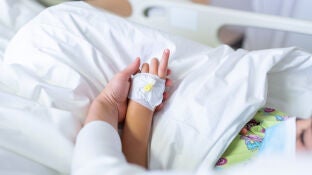 Un ni&ntilde;o recibiendo tratamiento en un hospital